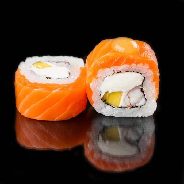 Rollos Sushi Con Salmón Arroz Blanco Con Queso Crema Sobre —  Fotos de Stock