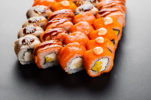 Leckere Farbige Sushi Rollen Mit Lachsfisch Garnelen Und Geräuchertem Aal — Stockfoto