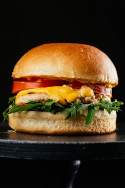 Köfteli burger, domates, taze marul ve peynir...