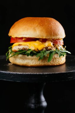 Köfteli burger, domates, taze marul ve peynir...