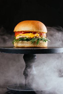 Köfteli burger, domates, taze marul ve peynir...