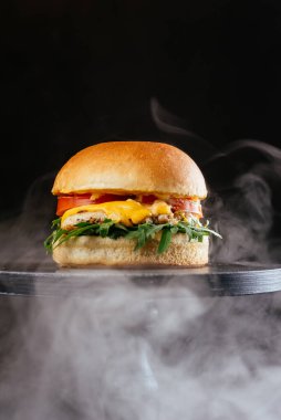 Köfteli burger, domates, taze marul ve peynir...