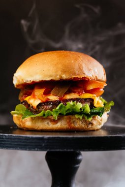 Peynirli ızgara beyaz çörek, salatalık ve ahşap masa arkasında sebze sote.