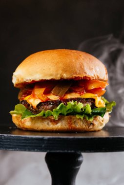 Peynirli ızgara beyaz çörek, salatalık ve ahşap masa arkasında sebze sote.