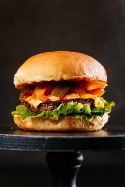 Peynirli ızgara beyaz çörek, salatalık ve ahşap masa arkasında sebze sote.