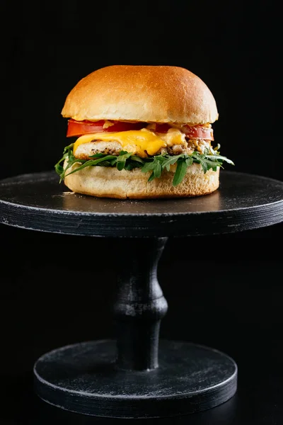 トマト フレッシュレタス チーズをダークストーンの背景に入れたバーガー — ストック写真