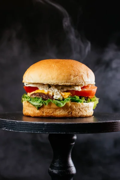 Hühnerfleisch Gegrillter Burger Mit Weißen Goldenen Brötchen Tomaten Grünem Salat — Stockfoto