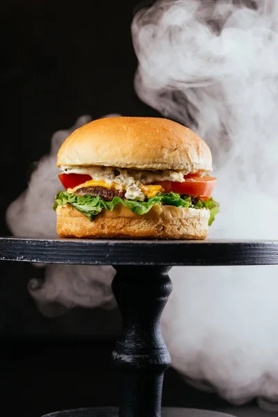 Mięso Kurczaka Grillowany Burger Białymi Złotymi Bułkami Pomidory Sałatka Zielona — Zdjęcie stockowe