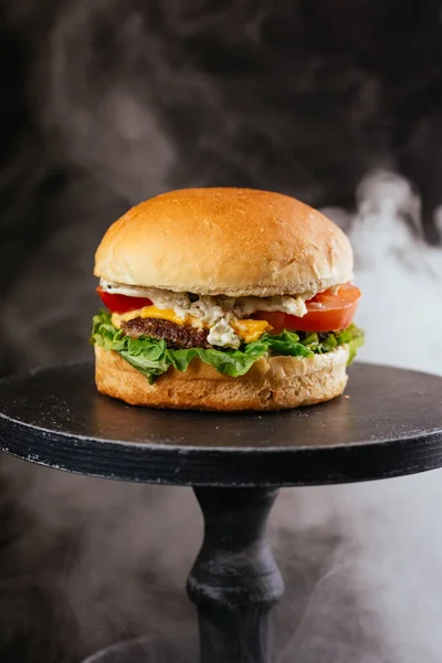 Hühnerfleisch Gegrillter Burger Mit Weißen Goldenen Brötchen Tomaten Grünem Salat — Stockfoto