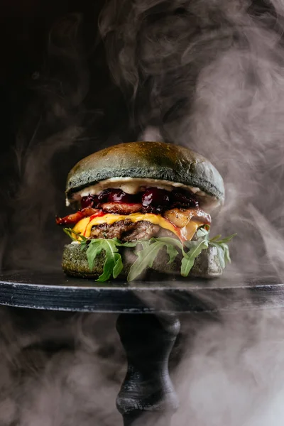 Schwarze Brötchen Fleischburger Mit Käse Rote Kirschen Sauce Und Grünen — Stockfoto