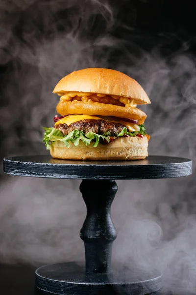 Doppelter Fleischburger Mit Käse Zwiebeln Und Salatblättern Auf Schwarzem Tischhintergrund — Stockfoto