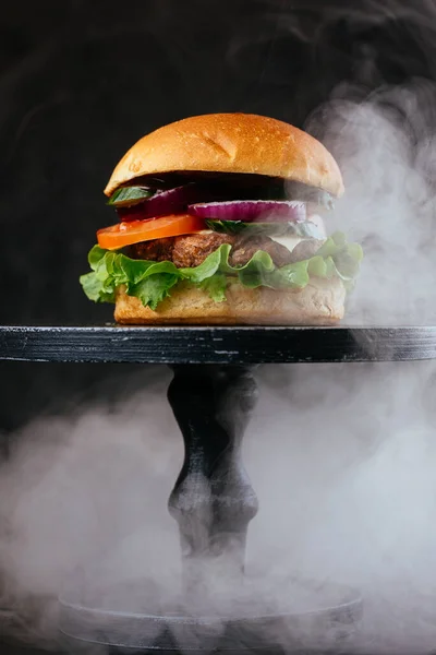 Saftige Grillfleisch Burger Mit Weißen Brötchen Tomaten Zwiebeln Und Grünen — Stockfoto