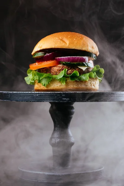 Saftige Grillfleisch Burger Mit Weißen Brötchen Tomaten Zwiebeln Und Grünen — Stockfoto