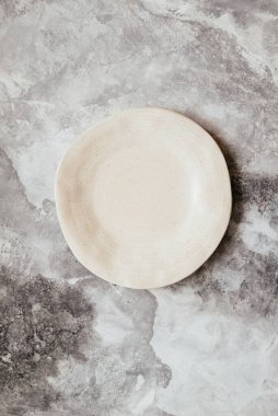 Mutfak mermer masa zemininde boş seramik tabak 
