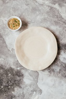 Mutfak mermer masa zemininde soslu boş seramik tabak 