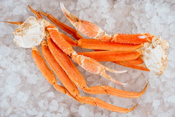 Jambes Crabe Des Neiges Vapeur Servies Sur Fond Glaçons — Photo