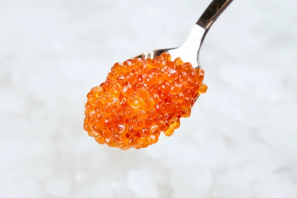 Caviar Vermelho Colher Cubos Gelo Fundo — Fotografia de Stock