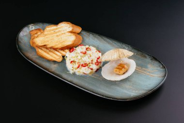 Mavi tabakta kızartılmış kabuklu deniz ürünleri ve ekmek. 