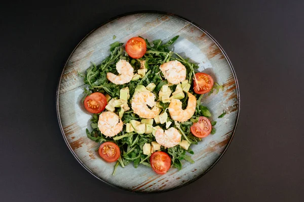 Salada Com Camarões Tomates Placa Azul Fundo Preto — Fotografia de Stock