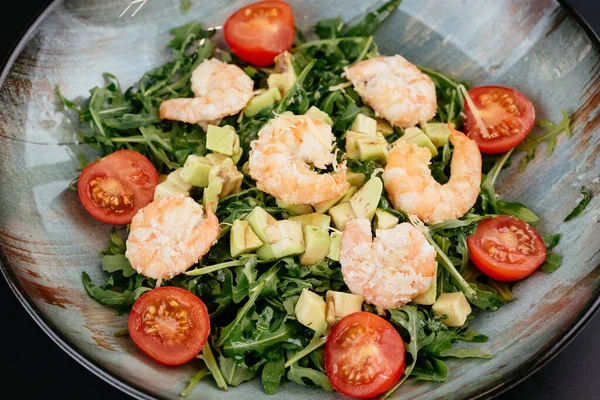 Salada Com Camarões Tomates Placa Azul Fundo Preto — Fotografia de Stock