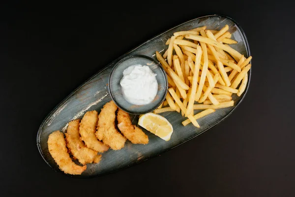 Frites Accompagnées Crevettes Frites Sur Assiette Grise Sauce — Photo