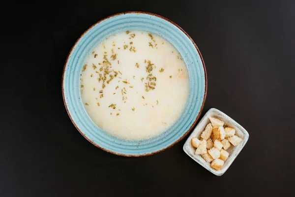 Horký Bílý Krém Polévka Modré Míse Chlebem Toasty Černém Pozadí — Stock fotografie