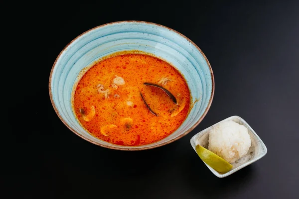 Sopa Roja Con Mariscos Mejillones Con Tazón Arroz Blanco Plato — Foto de Stock