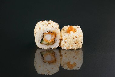 Balıklı suşi ve siyah masa arkasında krem peynirli beyaz pirinç.