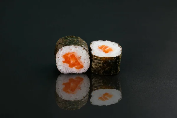 Rotoli Sushi Con Pesce Nori Nero Riso Bianco Con Crema — Foto Stock