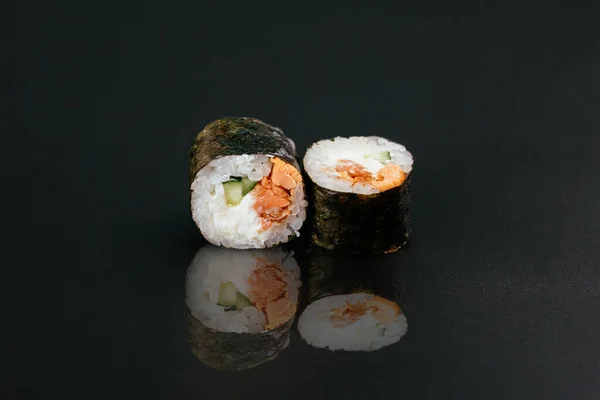 Sushi Tekercs Hal Fehér Rizs Krémsajt Fekete Asztal Háttér — Stock Fotó