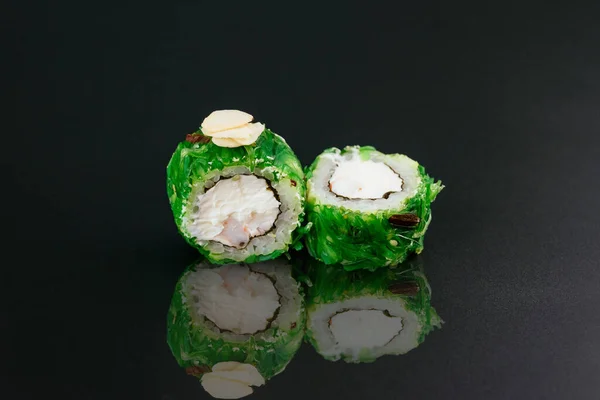 Sushi Rolos Verdes Com Peixe Arroz Branco Com Queijo Creme — Fotografia de Stock