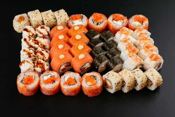 Farbige Verschiedene Sushi Rollen Mit Lachsfisch Garnelen Und Geräuchertem Aal — Stockfoto