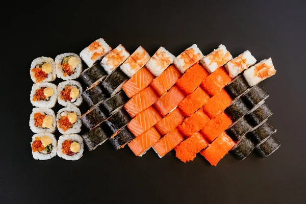 Coloridos Diferentes Rolos Sushi Conjunto Com Peixes Salmão Camarões Enguia — Fotografia de Stock