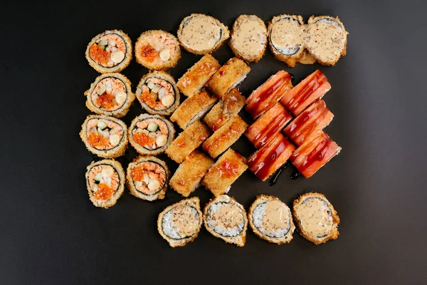 Diversi Involtini Sushi Colorati Con Pesce Salmone Gamberetti Anguilla Affumicata — Foto Stock
