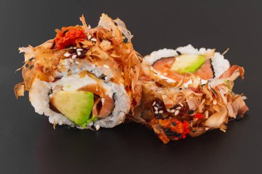 Japon mutfağı. Somon ve sebzeli suşi.