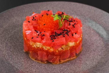 Somon ve kırmızı havyarlı sandviç.