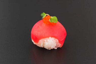 Somon ve wasabi ile suşi.