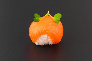 Beyaz arka planda taze çiğ ve zencefilli somon nigiri suşi.