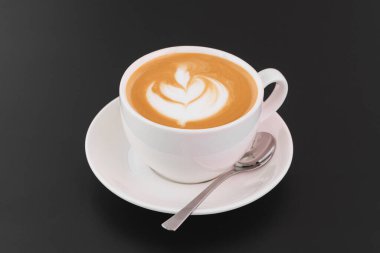 Ahşap masada bir fincan kahve sanatı.