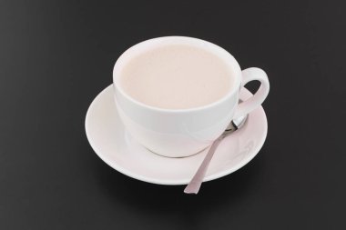 Siyah arka planda bir fincan kahve.