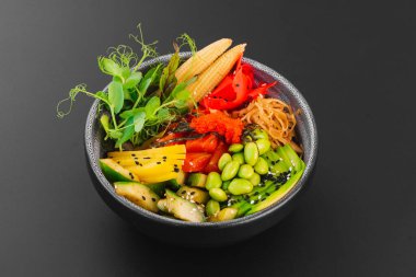 Karidesli Asya eriştesi, avokado ve havuç, Çin yemeği tarzı.