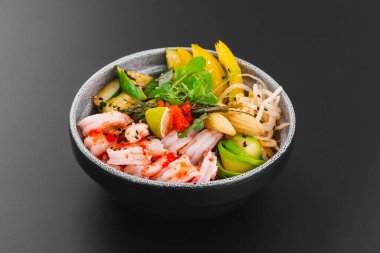 Siyah bir tavada kızarmış pirinç.