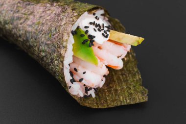 Taze suşi rulolarını somon ve avokadoyla kapatın.