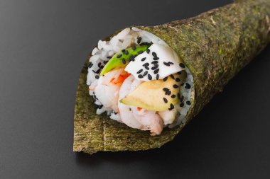 Somon ve avokado ile suşi ruloları.