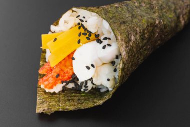 Somon ve avokado ile suşi ruloları.