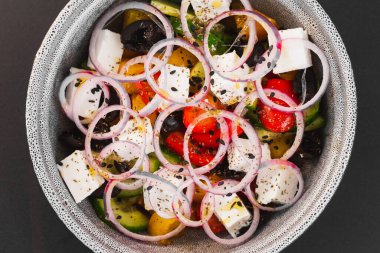 mozzarella, domates, zeytin ve peynirli salata.