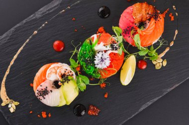 Salata yapraklı ve domatesli somon bifteği