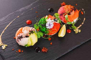 Somon ve avokadoyla salatanın üst görüntüsü