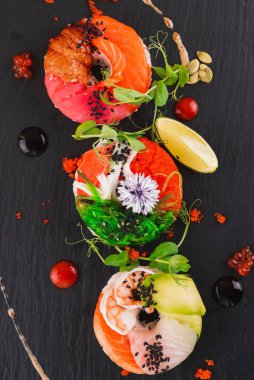somon, karides, pirinç, kırmızı havyar, limon, salatalık, soğan, maydanoz, dereotu, fesleğen
