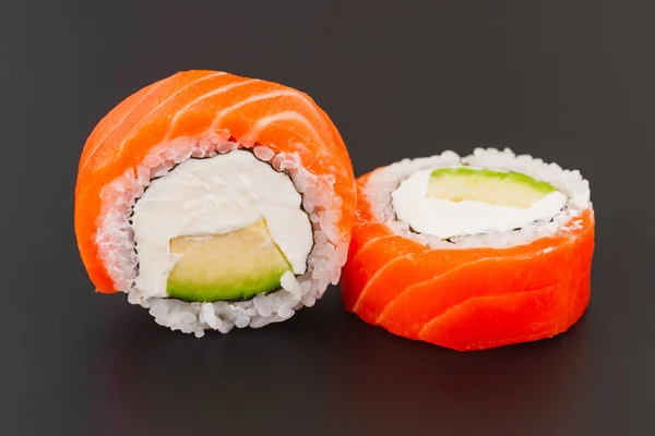 Sushi Rotola Sfondo Nero — Foto Stock